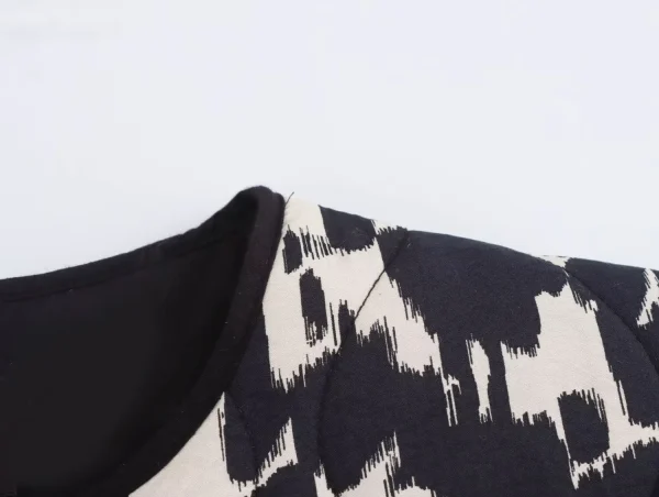 Giacca a maniche lunghe con bottoni stampati alla moda in pelle di serpente da donna in stile europeo e americano nuovo prodotto autunnale 2024 4