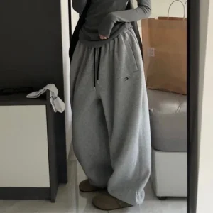 Comodi pantaloni casual ricamati grigi per uomo stile sportivo autunno inverno spedizione transfrontaliera pantaloni lunghi vestibilità ampia 1