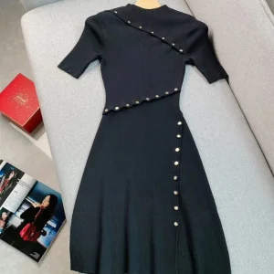 Temperamento da donna Nero Bottoni asimmetrici Abito in maglia Manica corta Mini vestaglia lavorata a maglia da donna 1