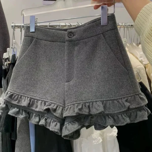 Pantaloncini di lana con design a volant dimagrante a vita alta dolce stile coreano Donna Primavera Autunno Nuovi pantaloni alla moda versatili 2