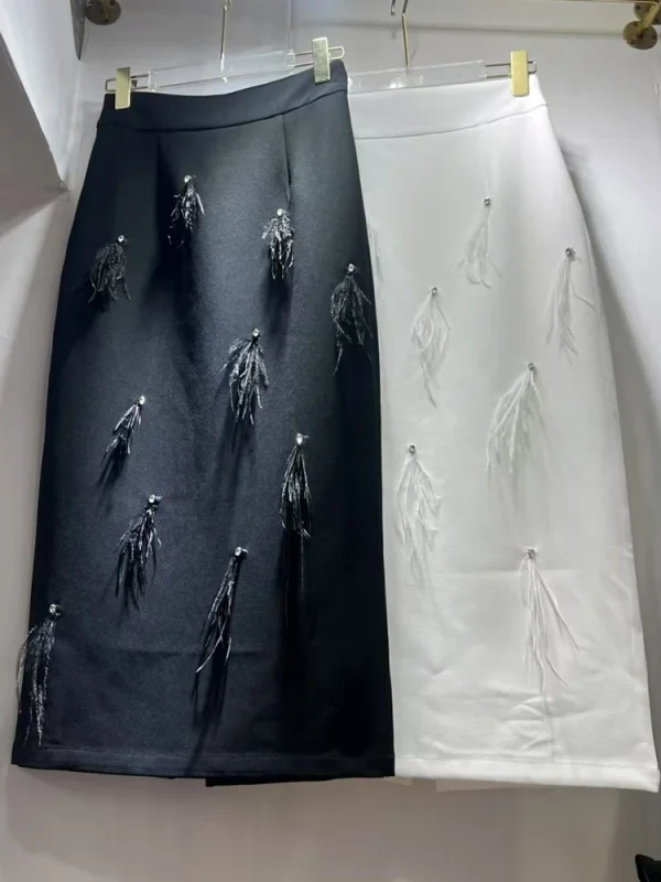 Retro 2024 autunno donna nuova gonna pesante con nappe con strass e piume moda Joker gonna dritta nera all'anca. 5
