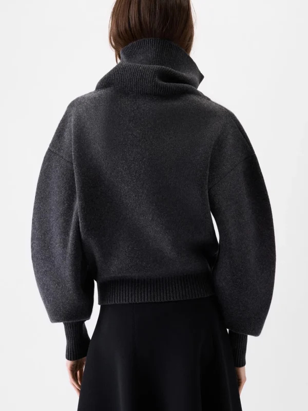 Design del marchio di lusso 2025 Inverno Nuovo in maglione lavorato a maglia grigio scuro per le donne Maglieria allentata Pullover Abiti a collo alto da donna 3