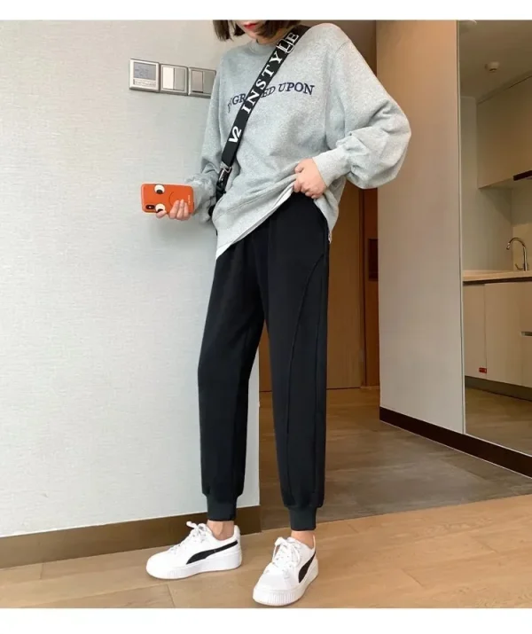 Pantaloni sportivi in vita elastica a vita alta invernale da donna di nuovo stile Pantaloni casual ispessiti foderati in pile dalla vestibilità ampia Versione coreana 2