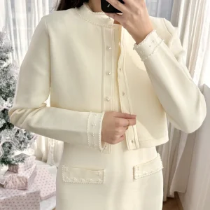 Set di lusso bianco sporco con giacca lavorata a maglia con finiture di perle + abito lungo senza maniche per l'attrice femminile S Home Set da due pezzi per donna 1