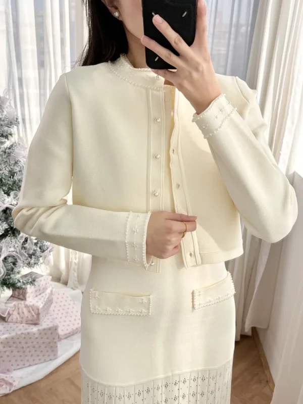Set di lusso bianco sporco con giacca lavorata a maglia con finiture di perle + abito lungo senza maniche per l'attrice femminile S Home Set da due pezzi per donna 1
