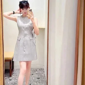 Abito monopetto con scollo rotondo senza maniche a righe verticali con diamanti alla moda da donna autunno 2025 1