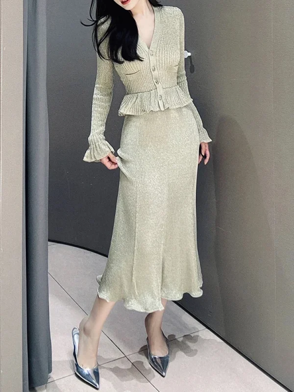 Abito in maglia arricciata con maniche a campana con scollo a V Abito elegante da donna a trapezio elasticizzato in oro 2025 Nuovo arrivo autunno 2
