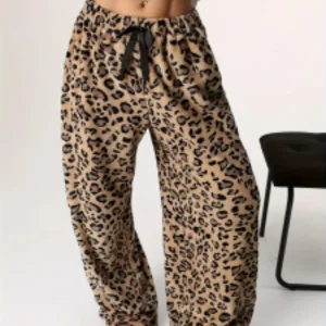 Pantaloni lunghi larghi da donna moda primavera autunno moda donna casual nuovi pantaloni stringati a gamba larga con stampa leopardata 1