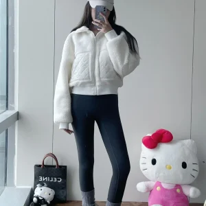 Cappotti firmati, giacche da yoga, cappotti di lana e cashmere, colletti rialzati, gilet stile camicia, maglioni a maniche lunghe. 1