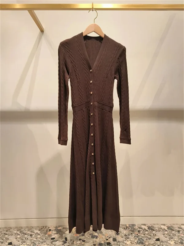 Abito da donna marrone a maniche lunghe a vita alta con scollo a V 2025 Abito monopetto slim lavorato a maglia di media lunghezza autunnale 4
