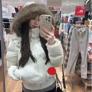 Giacca da donna in piumino corto in cotone dalla vestibilità ampia con cappello staccabile e collo in pelliccia Capispalla invernale caldo e ispessito Moda dimagrante 1