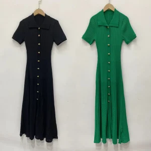 Abito da donna in maglia con colletto rovesciato verde o nero Orlo scavato Elegante abito longuette monopetto sottile femminile a maniche corte 1