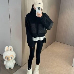 Cappotti firmati, giacche da yoga, cappotti di lana e cashmere, colletti rialzati, gilet stile camicia, maglioni a maniche lunghe. 1