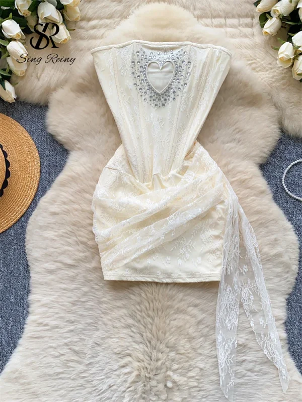 SINGREINY Abito corto sexy senza spalline francese 2025 Cuore scava fuori Perline Vestito estivo Corsetto senza schienale Mini abito da spiaggia in pizzo 2
