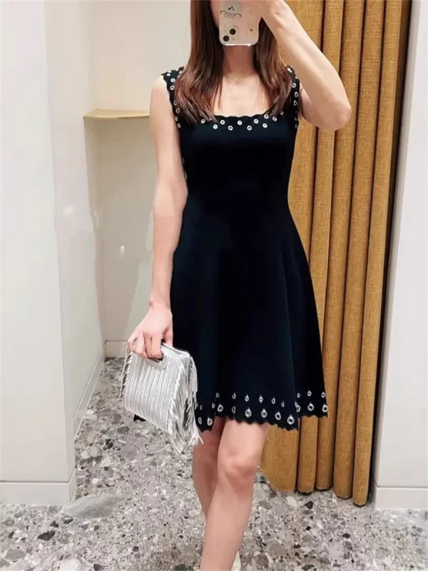 Abito da donna in maglia con bordo ondulato nero con decorazione a rivetti o set cardigan maglione a maniche corte femminile sottile 1