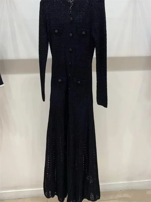 Abito longuette lavorato a maglia nero monopetto da donna a maniche lunghe con orlo sottile e design scavato Abito lungo da donna per l'autunno Nuovo 2