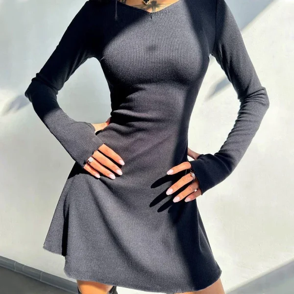 Abiti da donna eleganti e graziosi Autunno Inverno Nuovo abito corto sexy nero Mini abito sottile tinta unita con scollo a V femminile 2