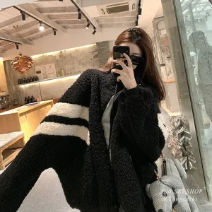 Giacca in pelliccia di agnello da donna allentata ispessita autunno inverno nuovo stile versione coreana top addensato con design a blocchi di colore pigro 1