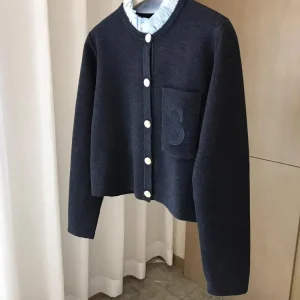 Maglione con lettera ricamata da donna Cardigan in maglia a maniche lunghe con colletto con volant e cuciture nere 1