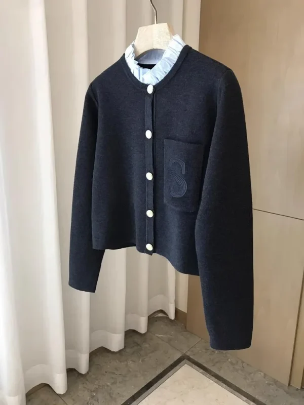 Maglione con lettera ricamata da donna Cardigan in maglia a maniche lunghe con colletto con volant e cuciture nere 1