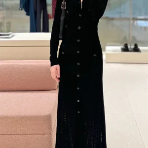 Abito longuette lavorato a maglia nero monopetto da donna a maniche lunghe con orlo sottile e design scavato Abito lungo da donna per l'autunno Nuovo 1