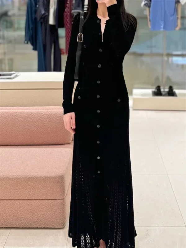 Abito longuette lavorato a maglia nero monopetto da donna a maniche lunghe con orlo sottile e design scavato Abito lungo da donna per l'autunno Nuovo 1