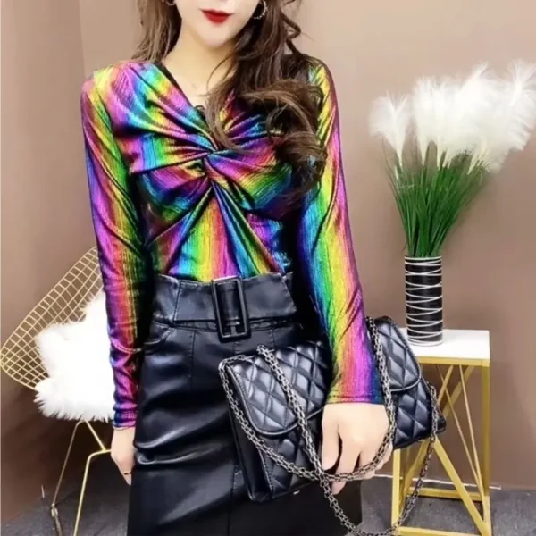 T-shirt slim coreana con colori a contrasto lucidi 2025 Primavera Autunno Manica lunga Abbigliamento femminile Sexy scollo a V Pieghe eleganti Pullover 6