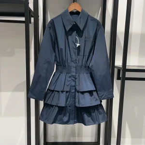 Mini abito da donna con volant impilati, vita elastica, bottoni converti, manica lunga, colletto rovesciato, vestaglia con una tasca 1