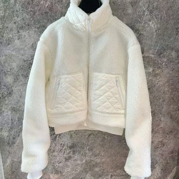 Cappotti firmati, giacche da yoga, cappotti di lana e cashmere, colletti rialzati, gilet stile camicia, maglioni a maniche lunghe. 3
