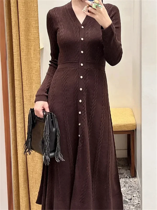 Abito da donna marrone a maniche lunghe a vita alta con scollo a V 2025 Abito monopetto slim lavorato a maglia di media lunghezza autunnale 2