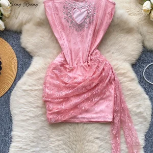 SINGREINY Abito corto sexy senza spalline francese 2025 Cuore scava fuori Perline Vestito estivo Corsetto senza schienale Mini abito da spiaggia in pizzo 1
