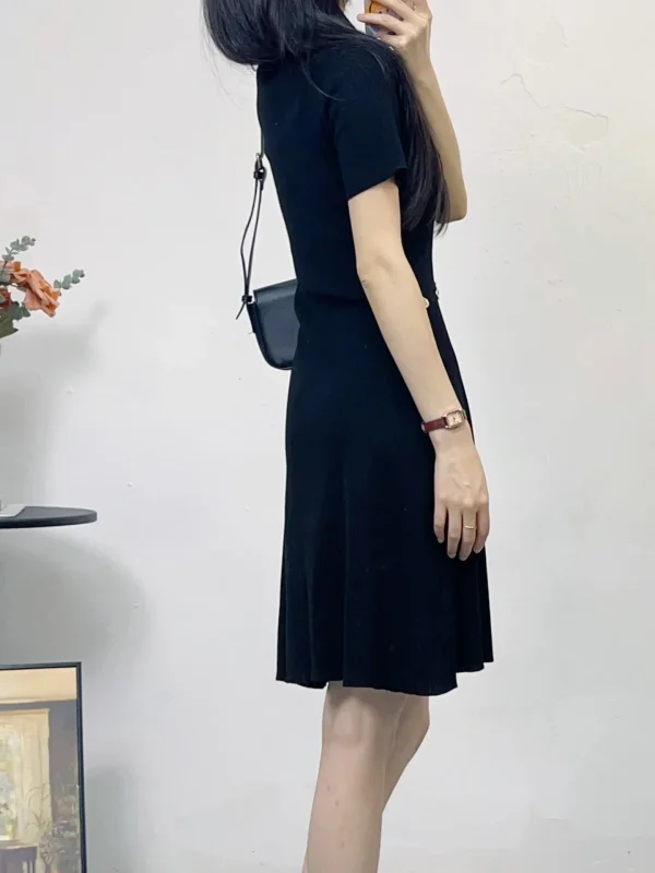 Temperamento da donna Nero Bottoni asimmetrici Abito in maglia Manica corta Mini vestaglia lavorata a maglia da donna 3