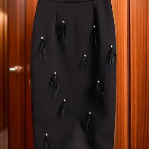 Retro 2024 autunno donna nuova gonna pesante con nappe con strass e piume moda Joker gonna dritta nera all'anca. 1