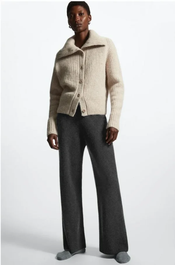 Costume etereo 2025 cos inverno nuovo stile di cardigan lavorato a maglia in misto lana con risvolto abbottonato da donna alla moda e casual 2