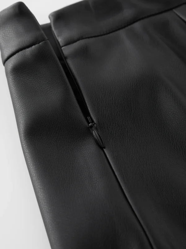 ZIQIAO Petite Gonna da donna in pelle PU con taglio diagonale nero con orlo a ombrello 2025 Minigonna a trapezio sensibile al design autunno/inverno 5