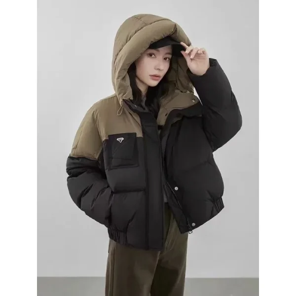 Giacca invernale con cappuccio imbottita corta ispessita da donna, vestibilità ampia, design a blocchi di colore diverso, cappotto capispalla alla moda 3