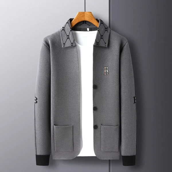 Cardigan lavorato a maglia da uomo di qualità di lusso Tasca con lettera ricamata Cappotto a maniche lunghe con risvolto invernale Versatile tendenza della moda Top da uomo 3