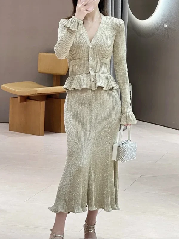 Abito in maglia arricciata con maniche a campana con scollo a V Abito elegante da donna a trapezio elasticizzato in oro 2025 Nuovo arrivo autunno 1