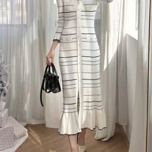 2025 Primavera estate New Fashion Nero Bianco Contrasto di Colore Della Banda Abito in Maglia da Donna Elegante Bordo con Volant Sottile con Scollo a V Veste da Donna 1