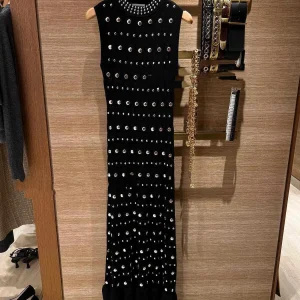 Abito da donna in maglia con volant nero con decorazione a diamante Abito estivo slim senza maniche con scollo a O per donna 1