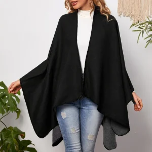 Uno scialle da donna uno scialle tinta unita, casual ed elegante indossato da una socialite per stare al caldo durante i viaggi invernali 1