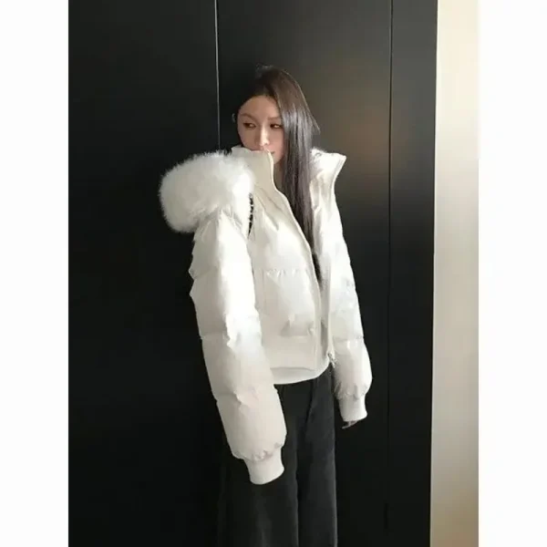 Giacca corta con cappuccio con cerniera bianca con collo in pelliccia semplice da strada alla moda da donna 2025 Giacca casual calda ispessita invernale più velluto 4