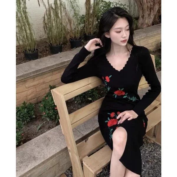 Temperamento Abito da donna con spacco lavorato a maglia sottile nero ricamato con nuova rosa autunnale retrò stile Hong Kong 2