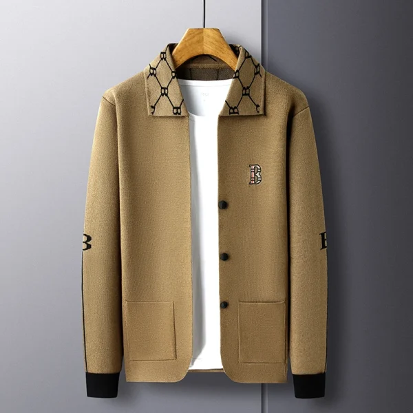 Cardigan lavorato a maglia da uomo di qualità di lusso Tasca con lettera ricamata Cappotto a maniche lunghe con risvolto invernale Versatile tendenza della moda Top da uomo 4