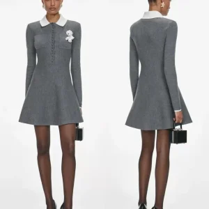 Mini abito da donna grigio con colletto rovesciato e giunture Inizio autunno 2025 Abito corto lavorato a maglia monopetto sottile a maniche lunghe con tasca 1