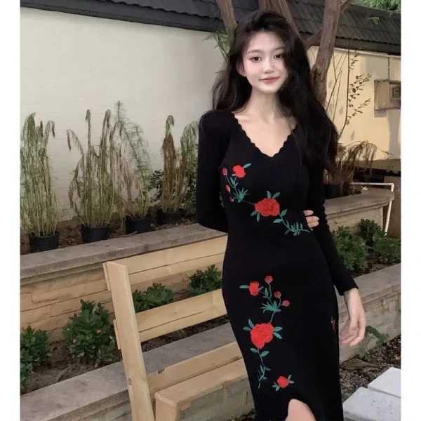 Temperamento Abito da donna con spacco lavorato a maglia sottile nero ricamato con nuova rosa autunnale retrò stile Hong Kong 1