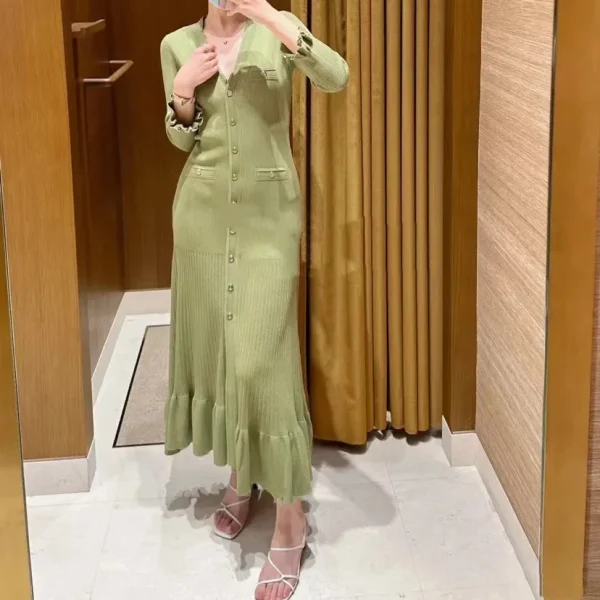 Abito da donna monopetto con volant in maglia con scollo a V manica lunga femminile elegante abito longuette all'inizio della primavera 2