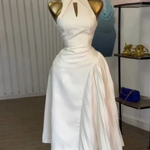 Abiti midi alla moda senza maniche da donna con pieghe asimmetriche e scavate, perfetti per cocktail party o invitati al matrimonio 1