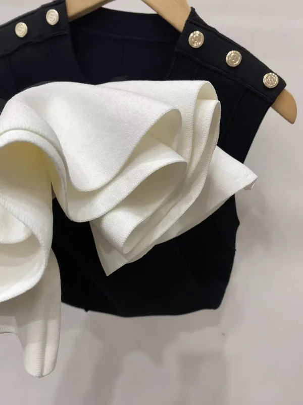 Abito da donna nero senza maniche con volant in maglia con bottoni sulle spalle, girocollo, mini abito elegante femminile primavera estate 3
