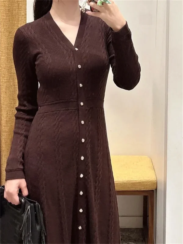 Abito da donna marrone a maniche lunghe a vita alta con scollo a V 2025 Abito monopetto slim lavorato a maglia di media lunghezza autunnale 3